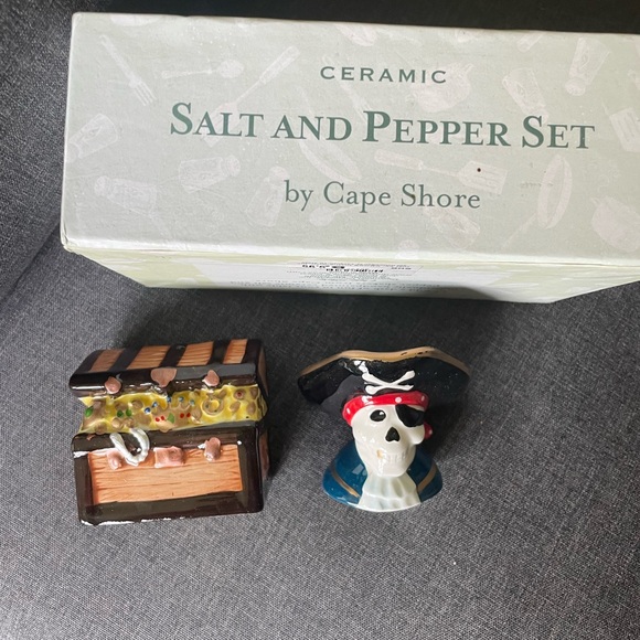 Treasure Chest /Pirate Salt and Pepper Shakers - Picture 2 of 4